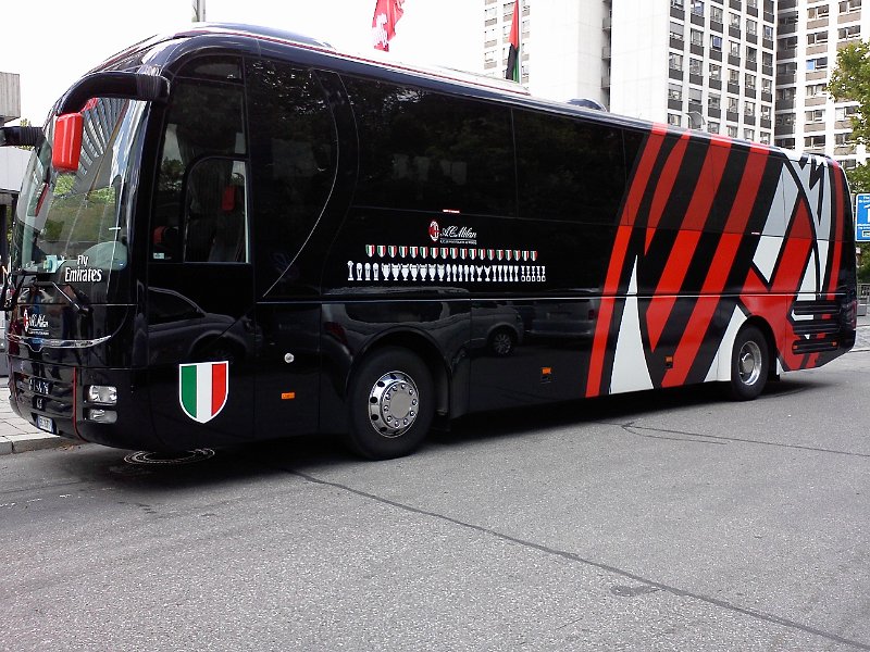 audi cup_milan bus.jpg - Niet meteen herkenbaar misschien, maar deze bus is voor AC MIlan.